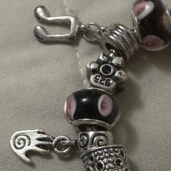 Handmade- NWOT –925 silver plated charm bracelet. Black/pnk beads variety charms - Picture 4 of 14